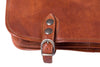 Umhängetasche Leder Braun Verschluss Detailansicht | Novus' Brief
